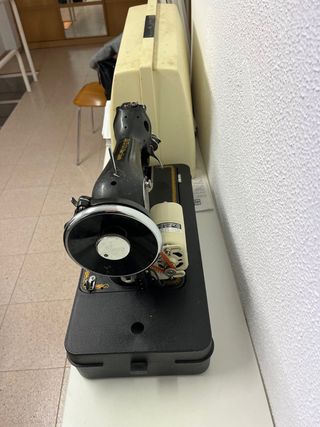 Máquina de coser Alfa antigua