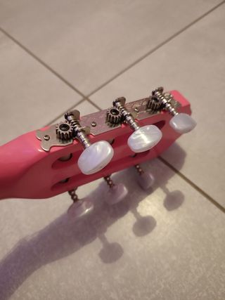 chitarra classica rosa con borsa impermeabile