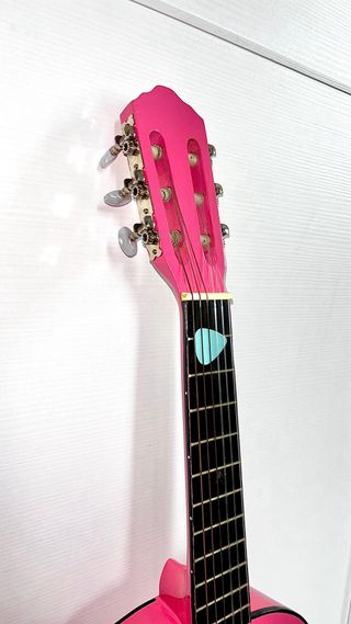 chitarra classica rosa con borsa impermeabile