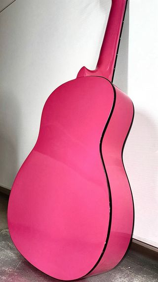 chitarra classica rosa con borsa impermeabile