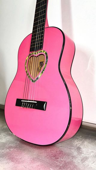 chitarra classica rosa con borsa impermeabile