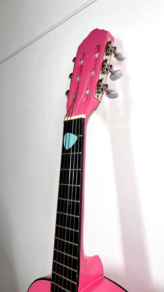 chitarra classica rosa con borsa impermeabile