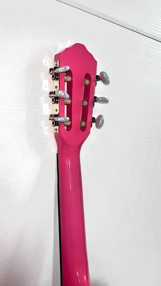 chitarra classica rosa con borsa impermeabile