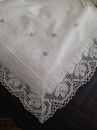 Dos bonitos juegos de sábanas y fundas.