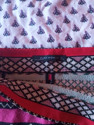 Falda corta étnica. Zara