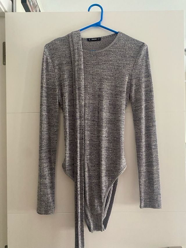 body gris con espalda abierta