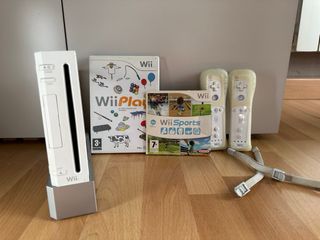Wii + 2 mandos con funda + wii play y sports