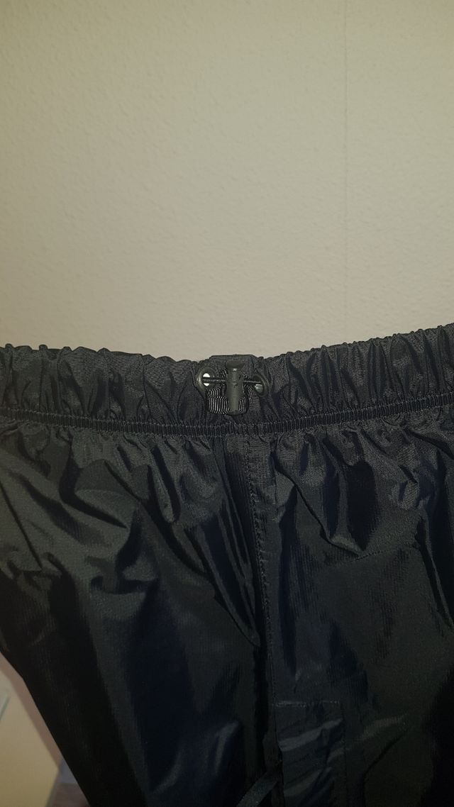 Pantalón impermeable con cremallera