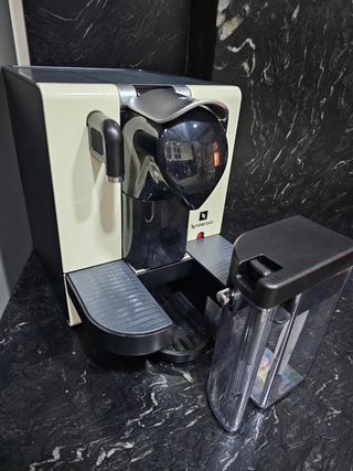 Cafetera Nespresso DeLonghi