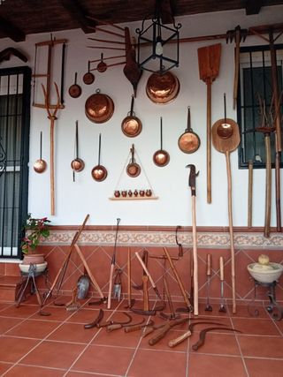 Herramientas agrícolas antiguas restauradas