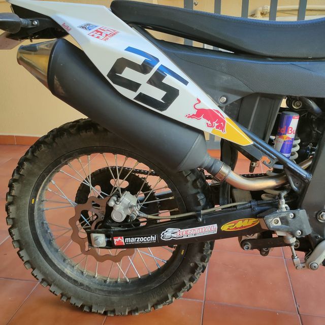 Moto UM DSR 125 - Diseño Exclusivo