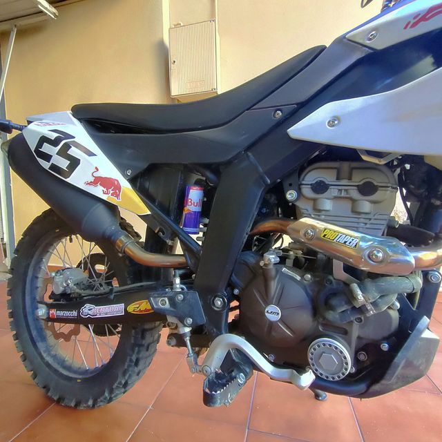 Moto UM DSR 125 - Diseño Exclusivo