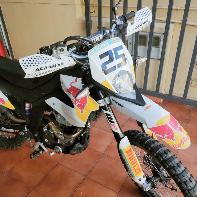 Moto UM DSR 125 - Diseño Exclusivo