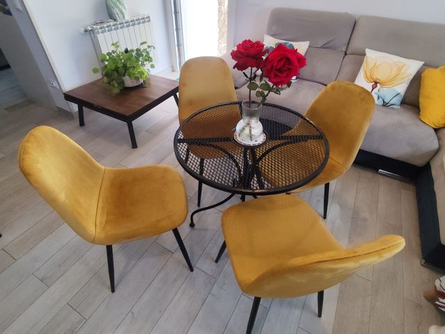 JUEGO DE SILLAS DE TERCIOPELO DORADO