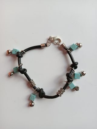 Bracciale unisex in cuoio con ciondoli
