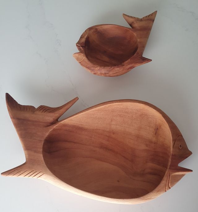 2 platos fuente madera tallada pez