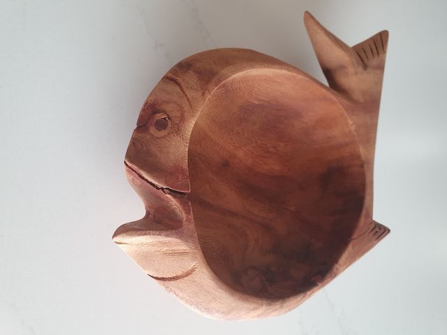 2 platos fuente madera tallada pez