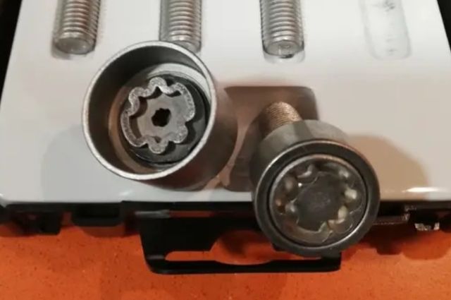 Tornillos rueda seguridad.