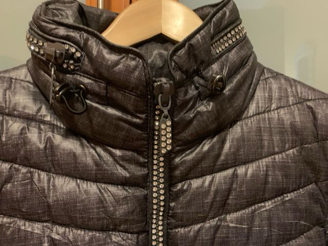 Cazadora de plumas ligera.