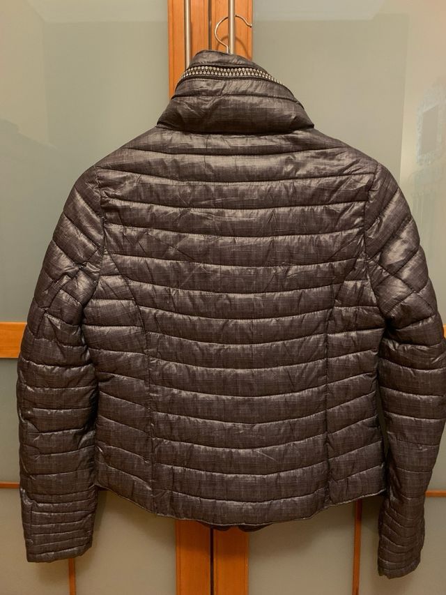 Cazadora de plumas ligera.