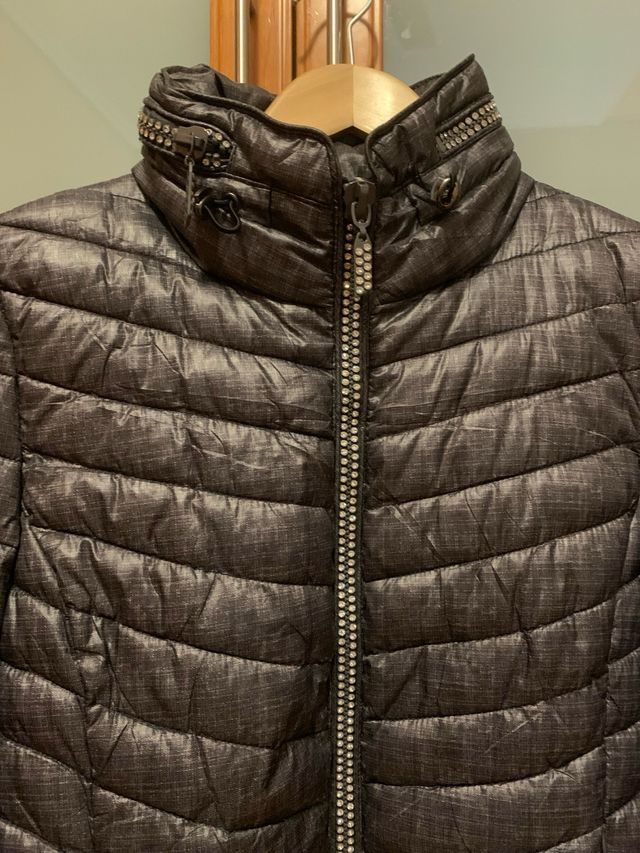 Cazadora de plumas ligera.