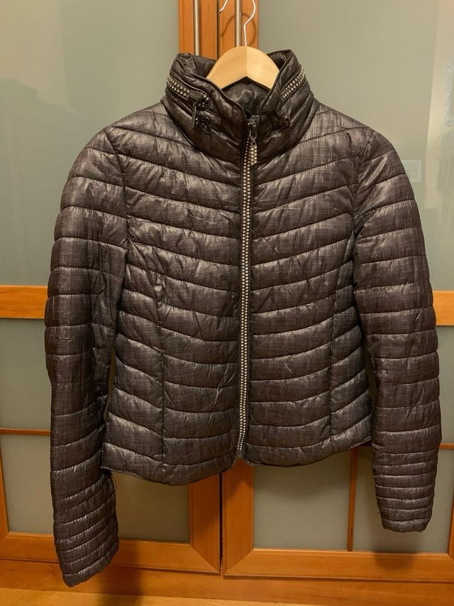Cazadora de plumas ligera.