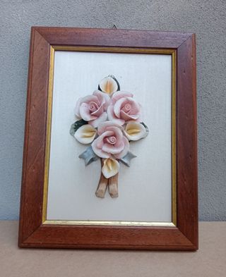 Cornice in legno con fiori in ceramica