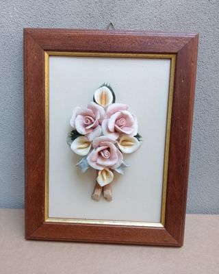 Cornice in legno con fiori in ceramica
