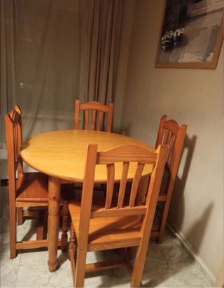 Mesa extensible y cuatro sillas