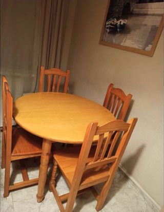 Mesa extensible y cuatro sillas