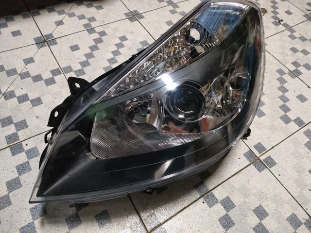 Faro de coche clio 2
