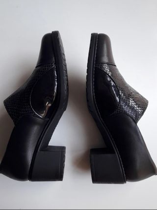 Zapato negro tacón cómodo pitillos