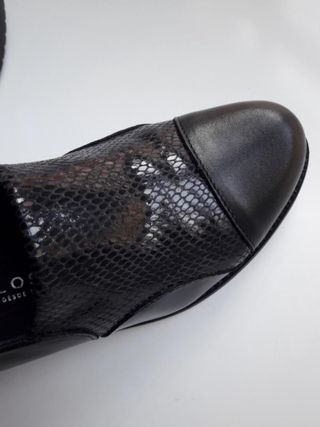 Zapato negro tacón cómodo pitillos