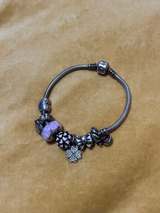 pulsera pandora con abalorios
