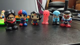 Barias figuras de huevo Kinder y otros.