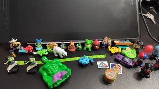 Barias figuras de huevo Kinder y otros.