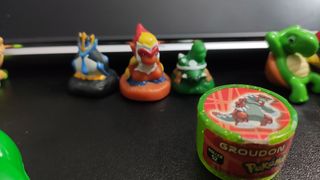 Barias figuras de huevo Kinder y otros.