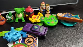 Barias figuras de huevo Kinder y otros.