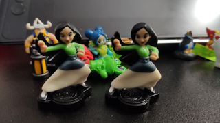 Barias figuras de huevo Kinder y otros.