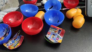 Barias figuras de huevo Kinder y otros.