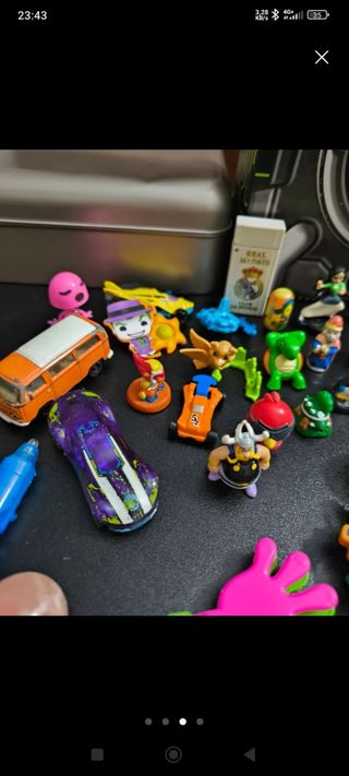 Barias figuras de huevo Kinder y otros.