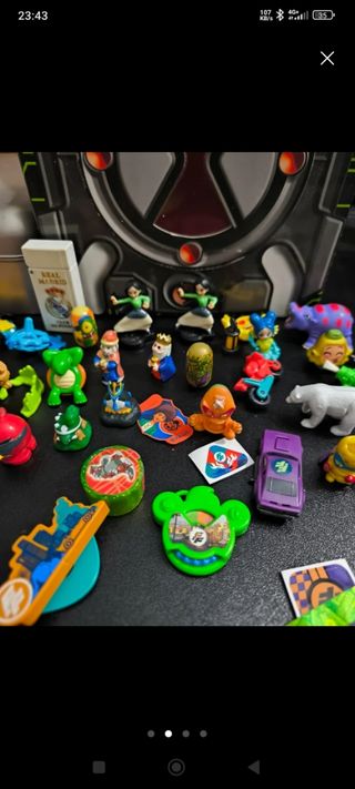 Barias figuras de huevo Kinder y otros.