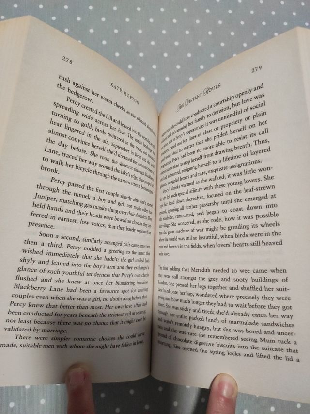 Kate Morton. The distant hours