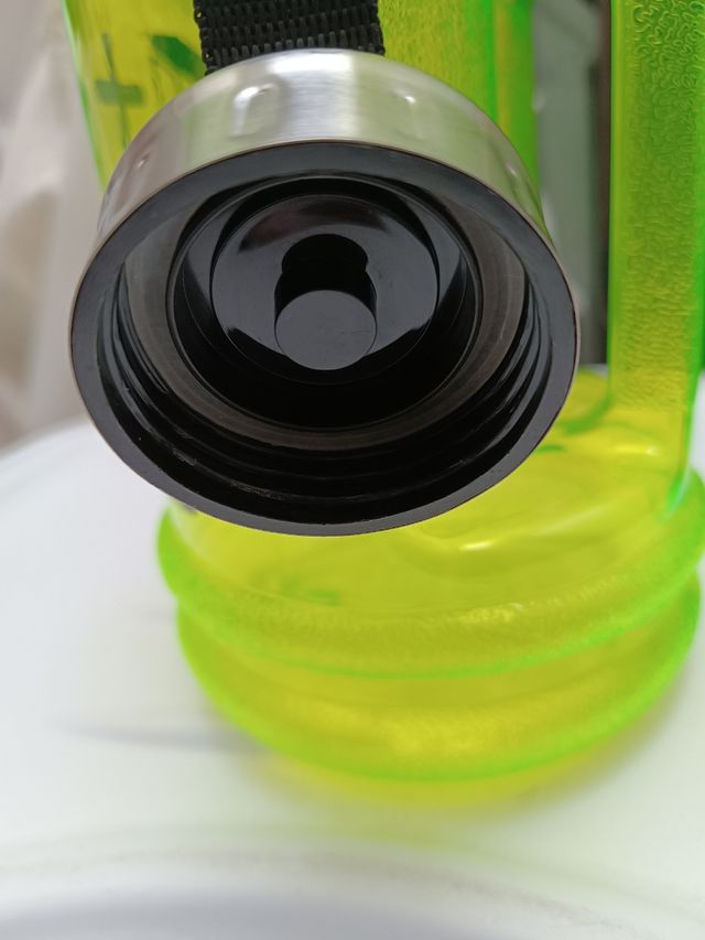 Borraccia in plastica resistente.