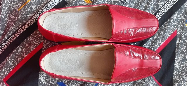 Mocassino rosso effetto coccodrillo 