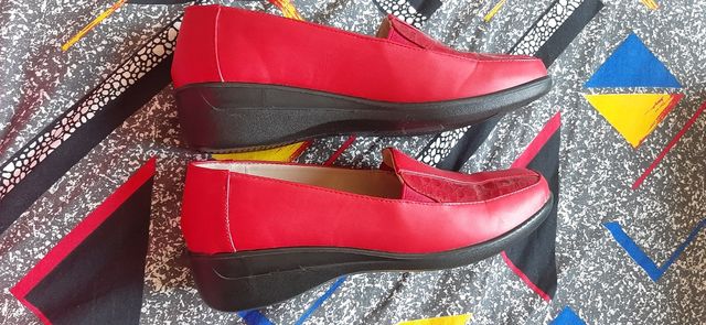 Mocassino rosso effetto coccodrillo 