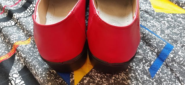 Mocassino rosso effetto coccodrillo 