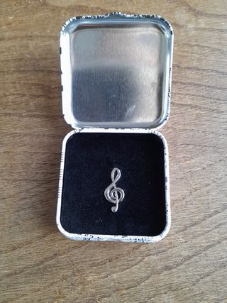 Pin plateado clave de sol