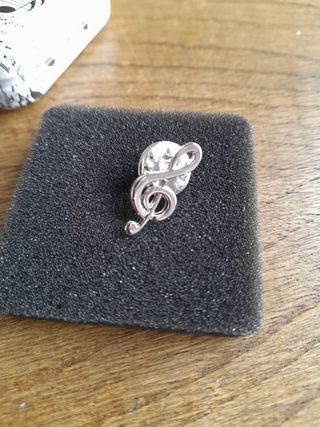 Pin plateado clave de sol