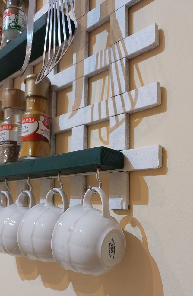 Bacheca in legno per spezie e utensili da cucina